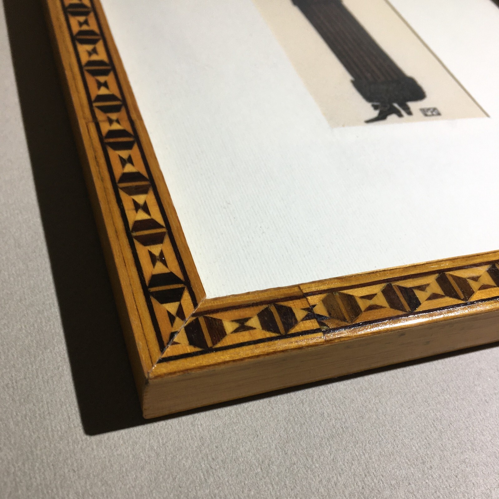 Cornice In Legno Intarsiato Con Figurino Di Moda