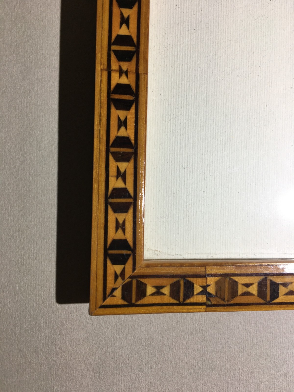 Cornice In Legno Intarsiato Con Figurino Di Moda