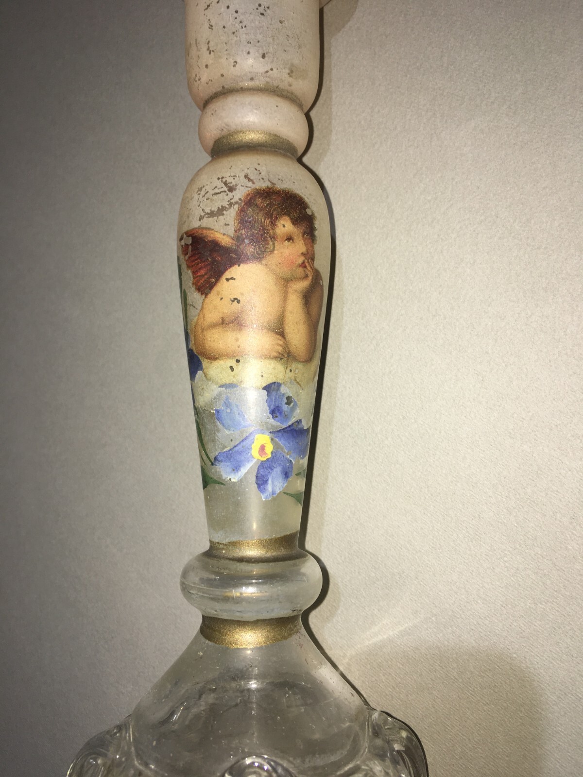 Candeliere In Vetro Decorato A Mano Con Motivi Floreali E Angioletto