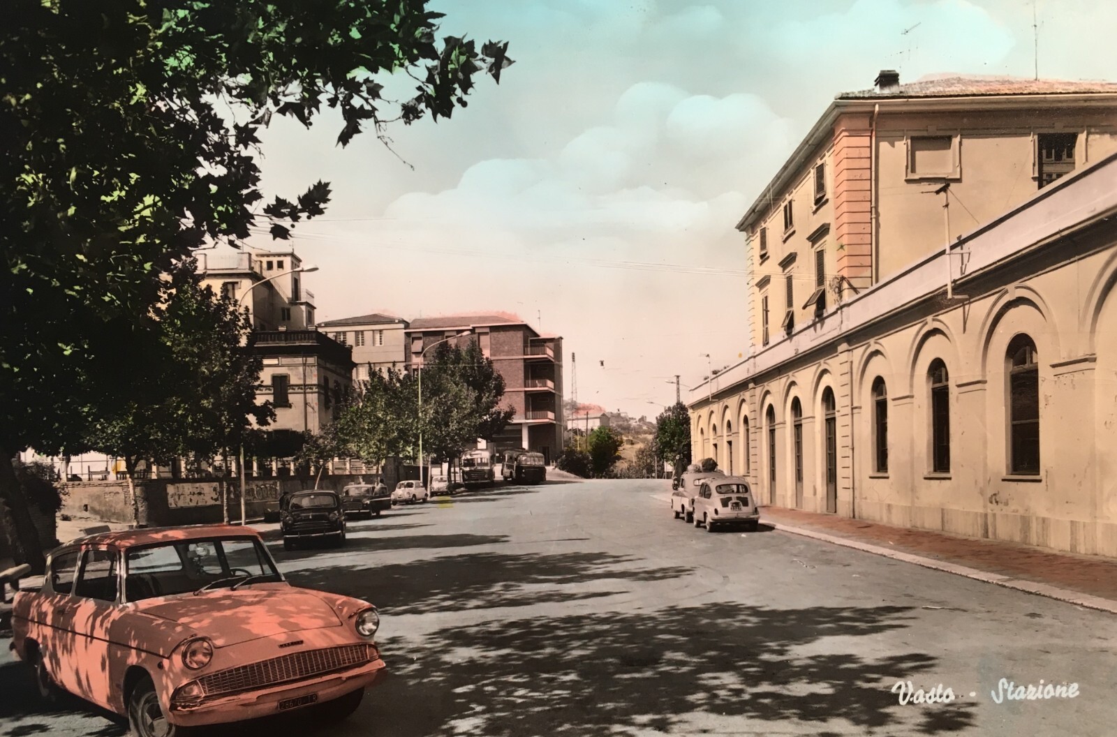Abruzzo, Vasto: Stazione Ferroviaria Con Automobili d'Epoca (Fiat 600, Ford Anglia)
