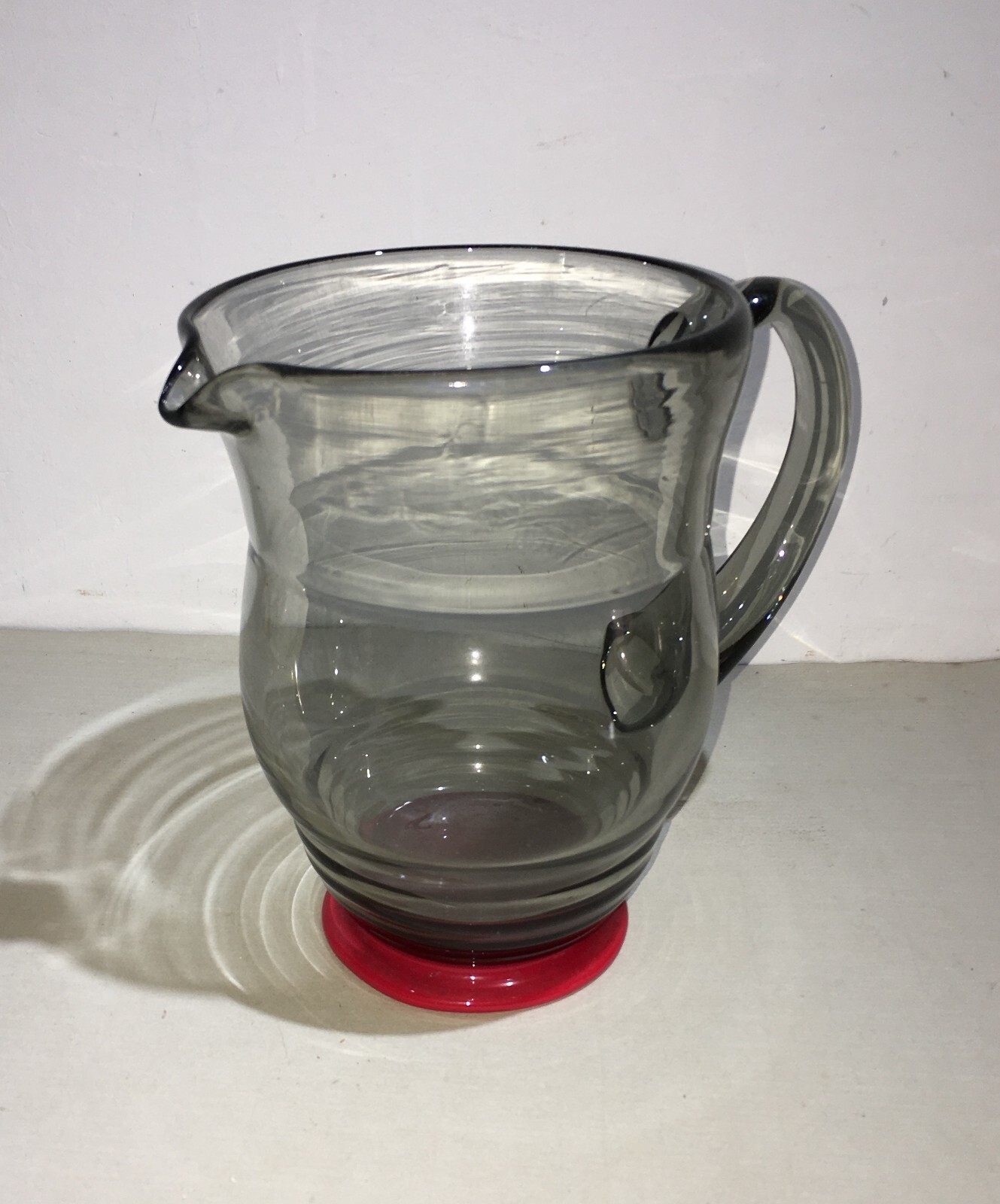 Modernariato: Caraffa Decorativa In Vetro Fumè E Base Rossa