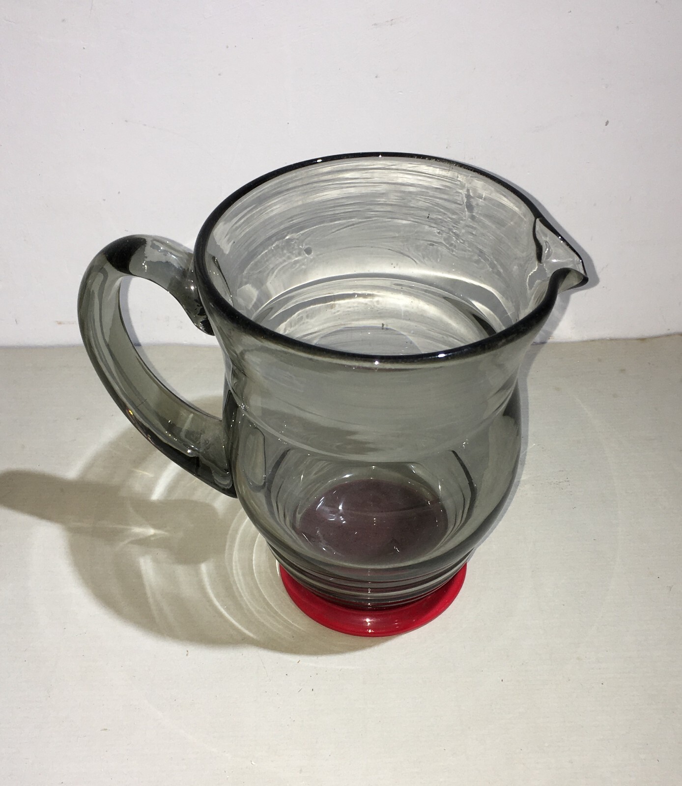 Modernariato: Caraffa Decorativa In Vetro Fumè E Base Rossa