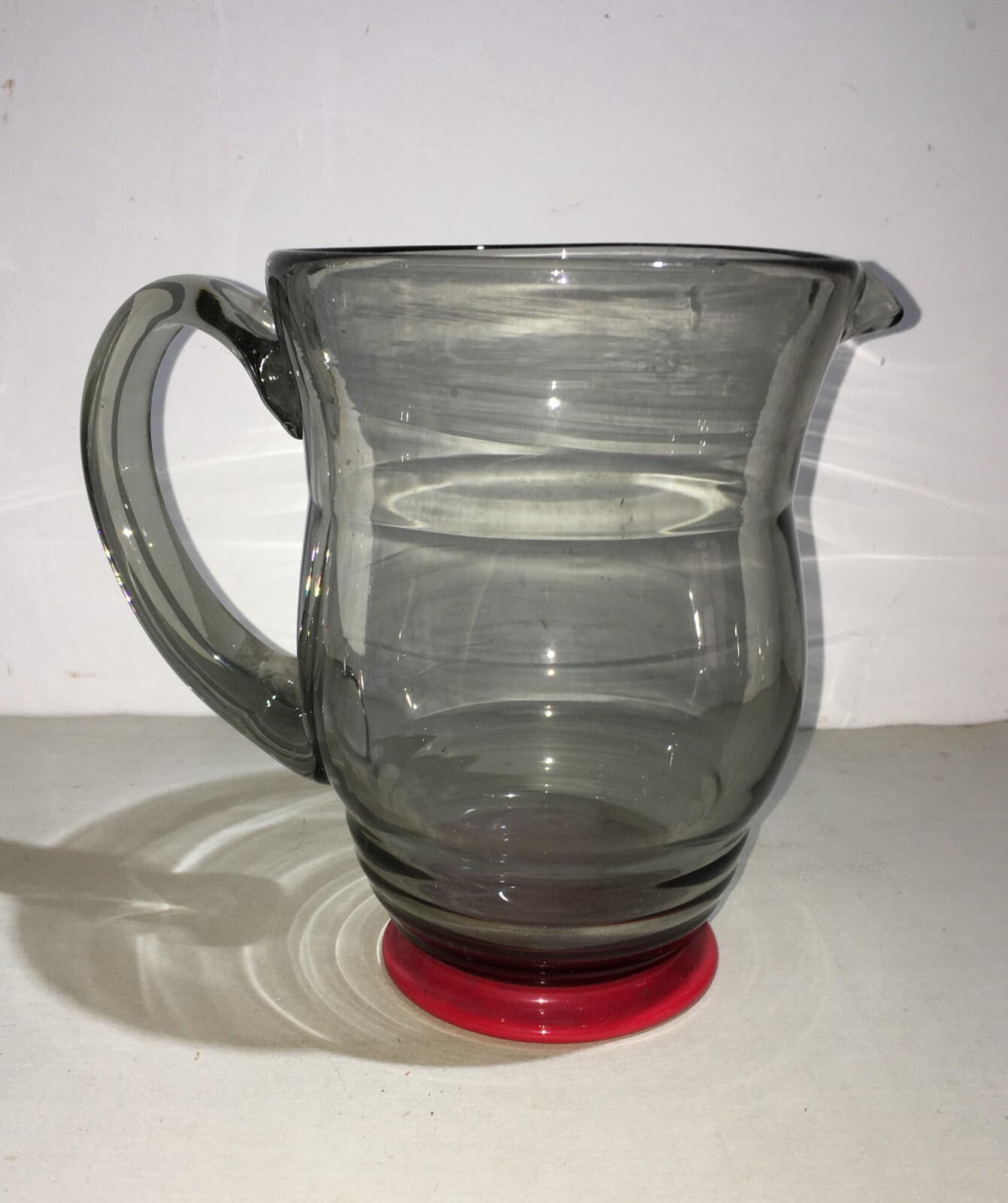 Modernariato: Caraffa Decorativa In Vetro Fumè E Base Rossa