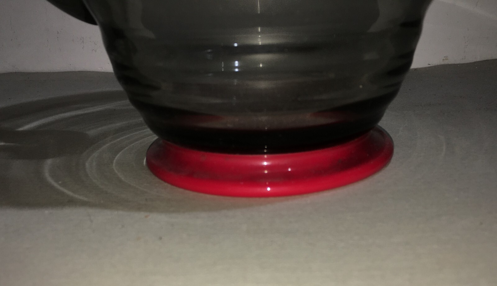 Modernariato: Caraffa Decorativa In Vetro Fumè E Base Rossa