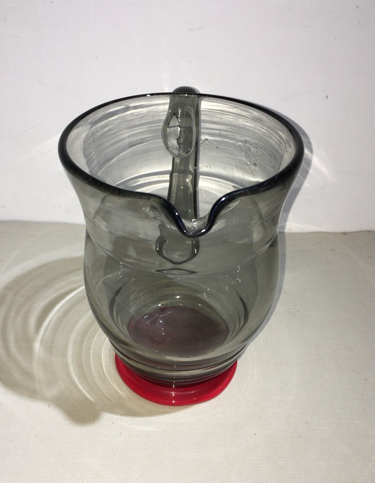 Modernariato: Caraffa Decorativa In Vetro Fumè E Base Rossa