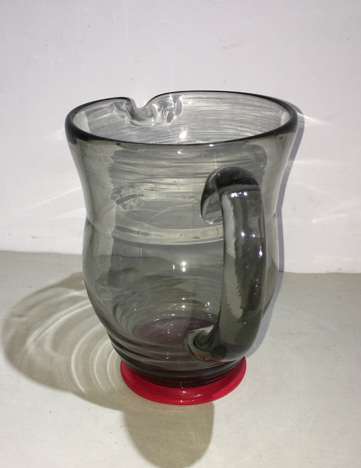 Modernariato: Caraffa Decorativa In Vetro Fumè E Base Rossa