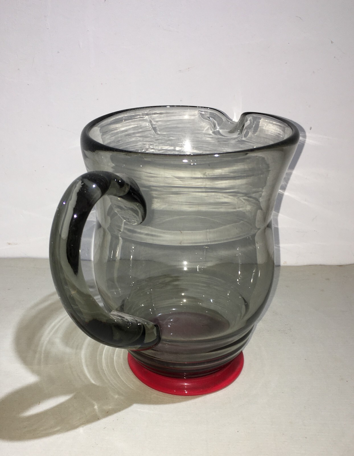 Modernariato: Caraffa Decorativa In Vetro Fumè E Base Rossa