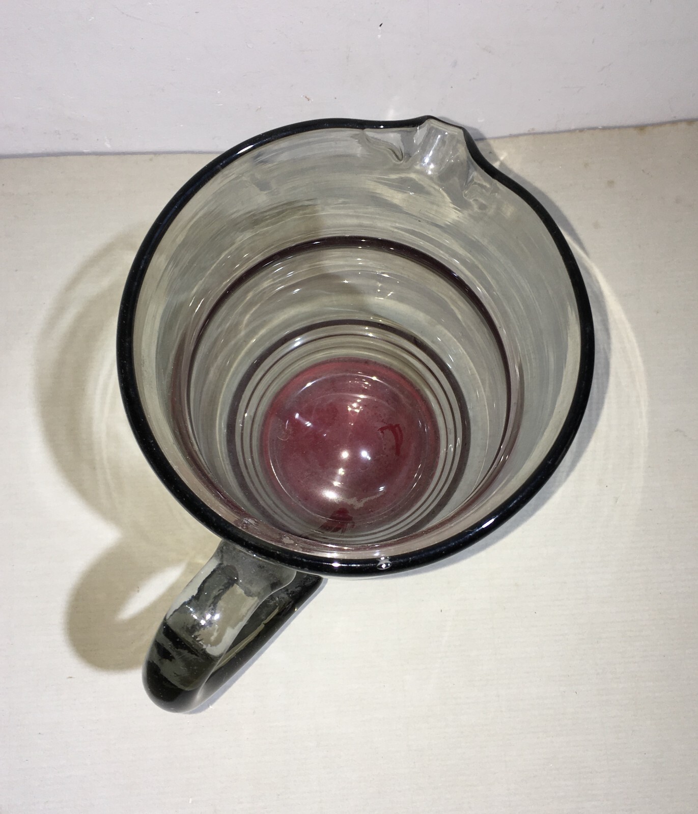 Modernariato: Caraffa Decorativa In Vetro Fumè E Base Rossa