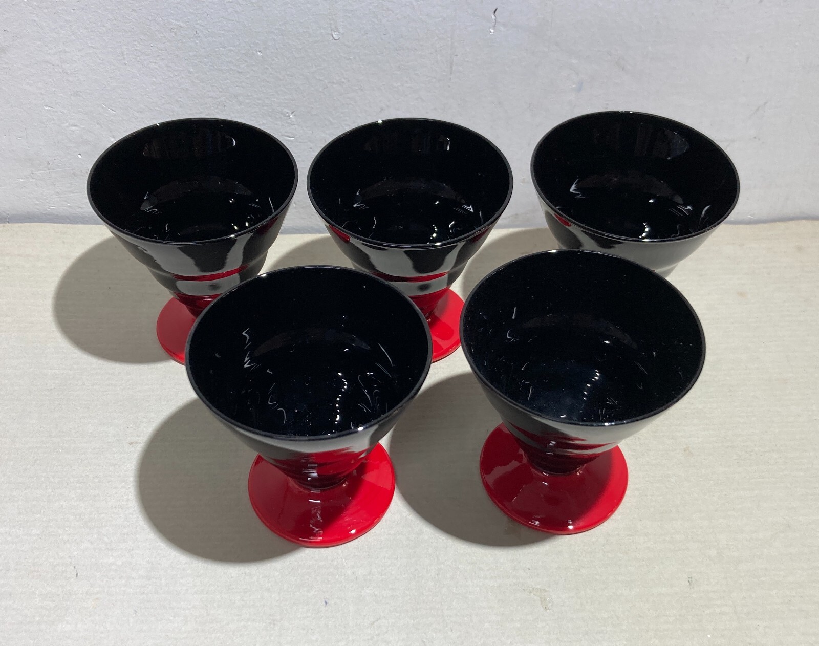 Cinque Bicchieri Decorativi In Vetro Opaline Nero E Base Rossa, Gusto Futurista