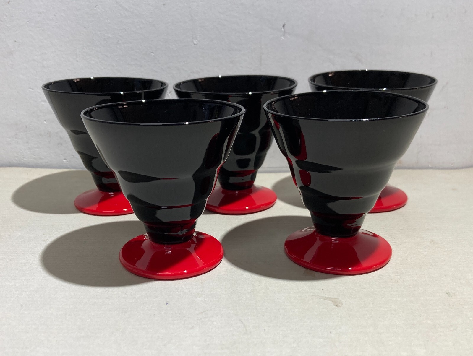 Cinque Bicchieri Decorativi In Vetro Opaline Nero E Base Rossa, Gusto Futurista