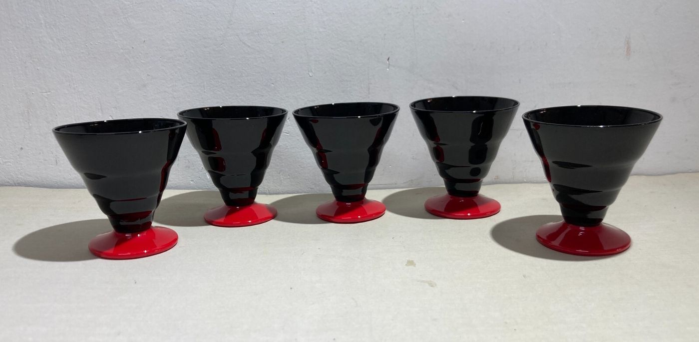 Cinque Bicchieri Decorativi In Vetro Opaline Nero E Base Rossa, Gusto Futurista