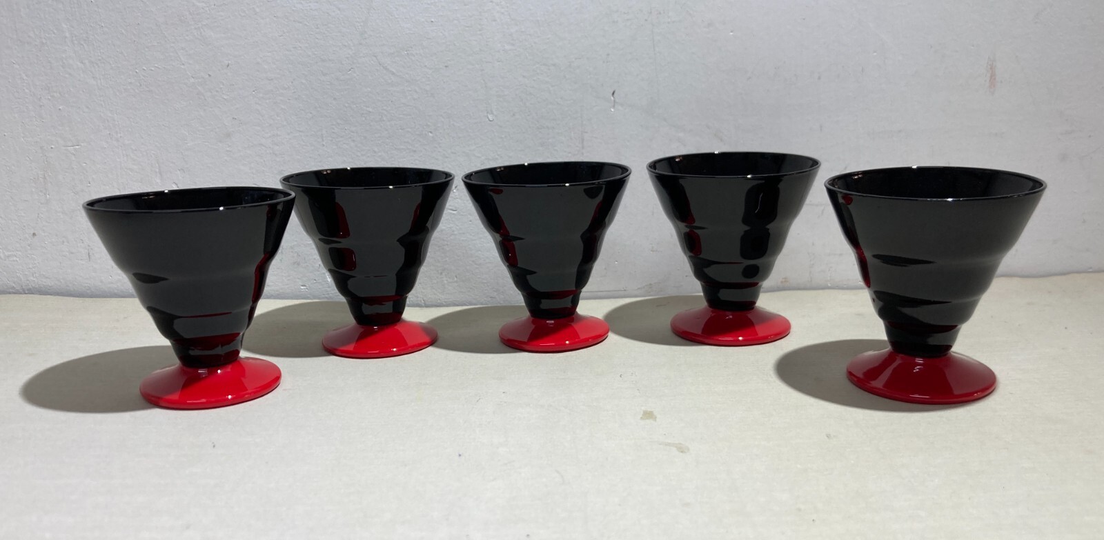 Cinque Bicchieri Decorativi In Vetro Opaline Nero E Base Rossa, Gusto Futurista