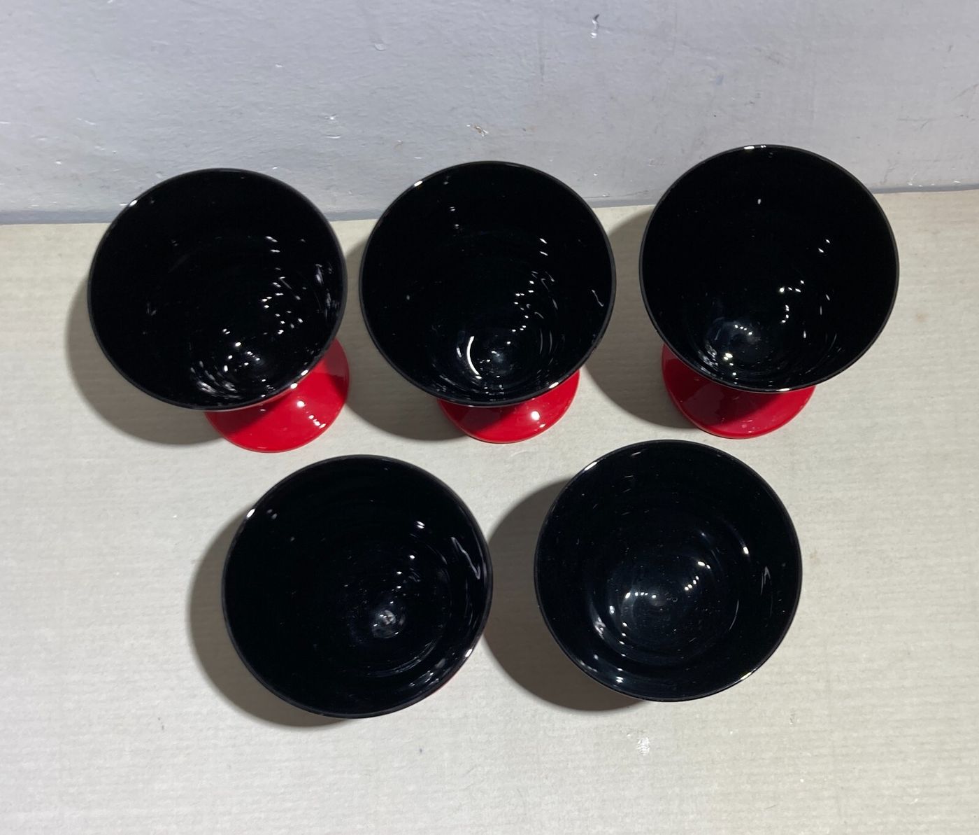 Cinque Bicchieri Decorativi In Vetro Opaline Nero E Base Rossa, Gusto Futurista