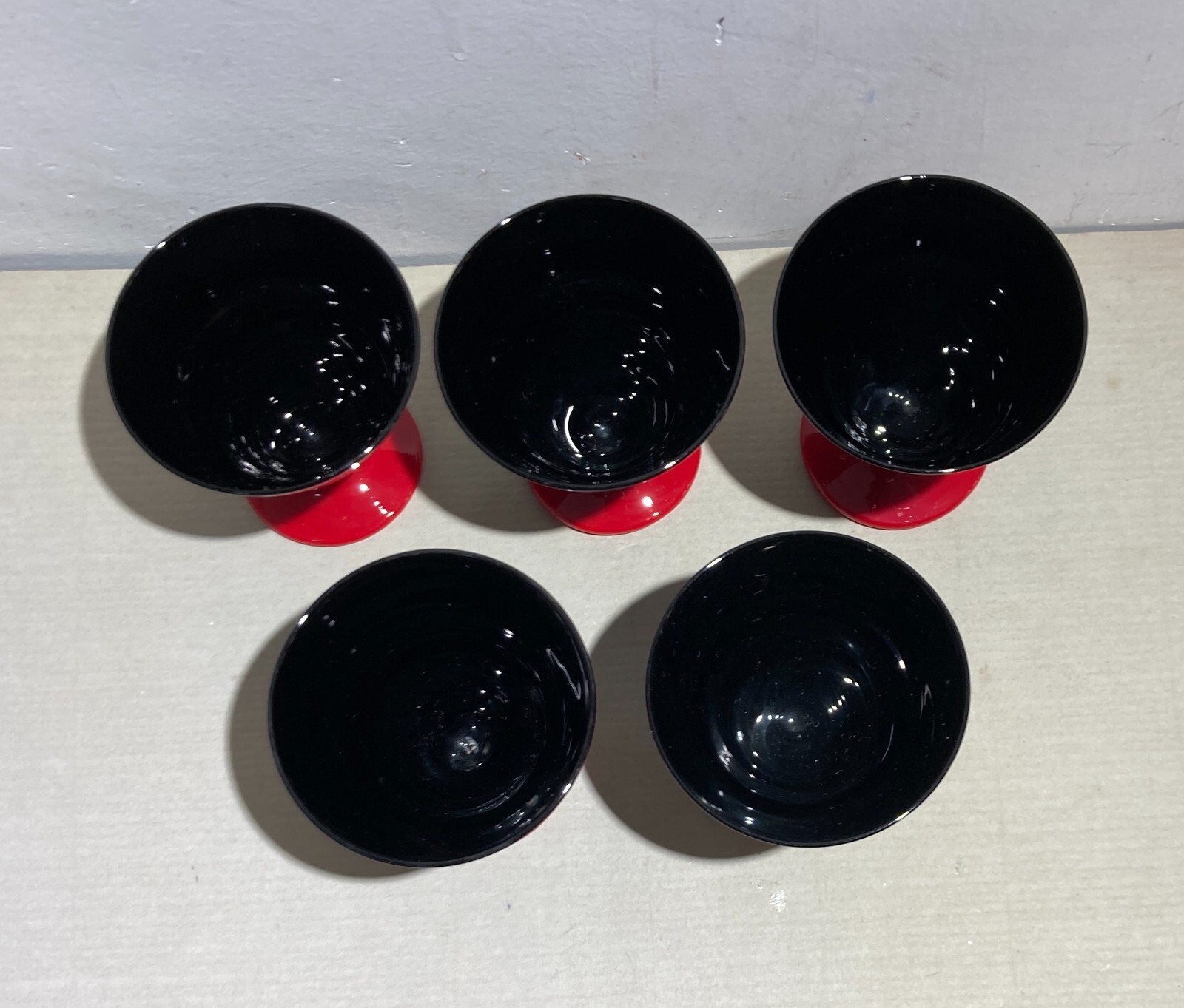Cinque Bicchieri Decorativi In Vetro Opaline Nero E Base Rossa, Gusto Futurista