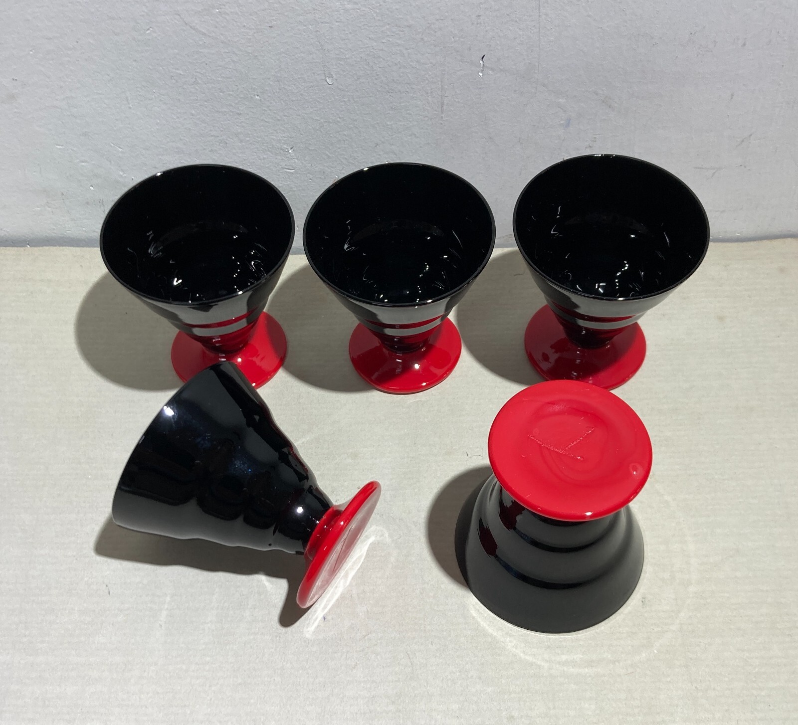 Cinque Bicchieri Decorativi In Vetro Opaline Nero E Base Rossa, Gusto Futurista