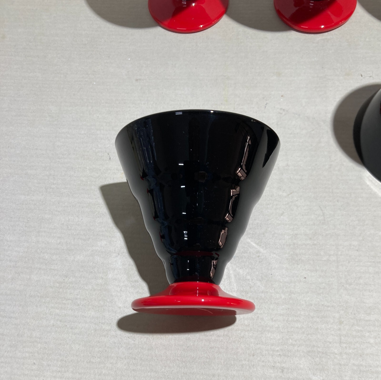 Cinque Bicchieri Decorativi In Vetro Opaline Nero E Base Rossa, Gusto Futurista