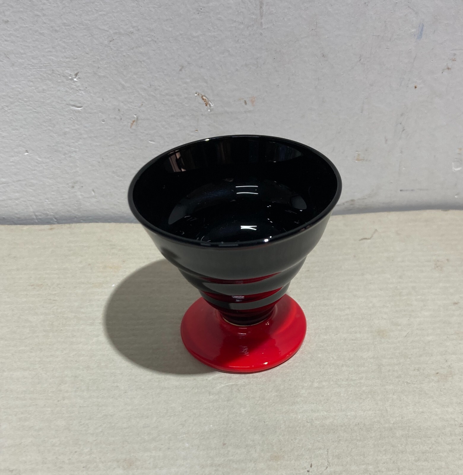 Bicchiere Decorativo In Vetro Nero E Base Rossa, Gusto Futurista