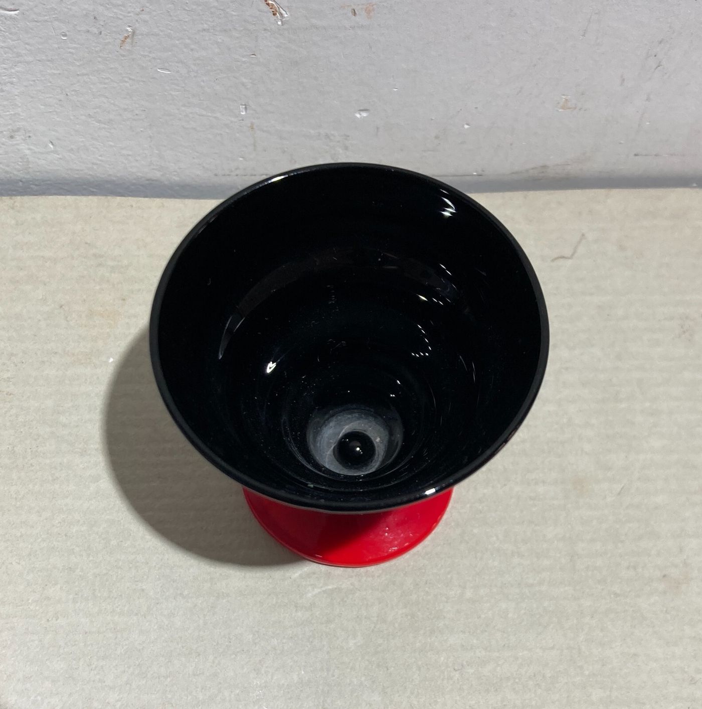 Bicchiere Decorativo In Vetro Nero E Base Rossa, Gusto Futurista