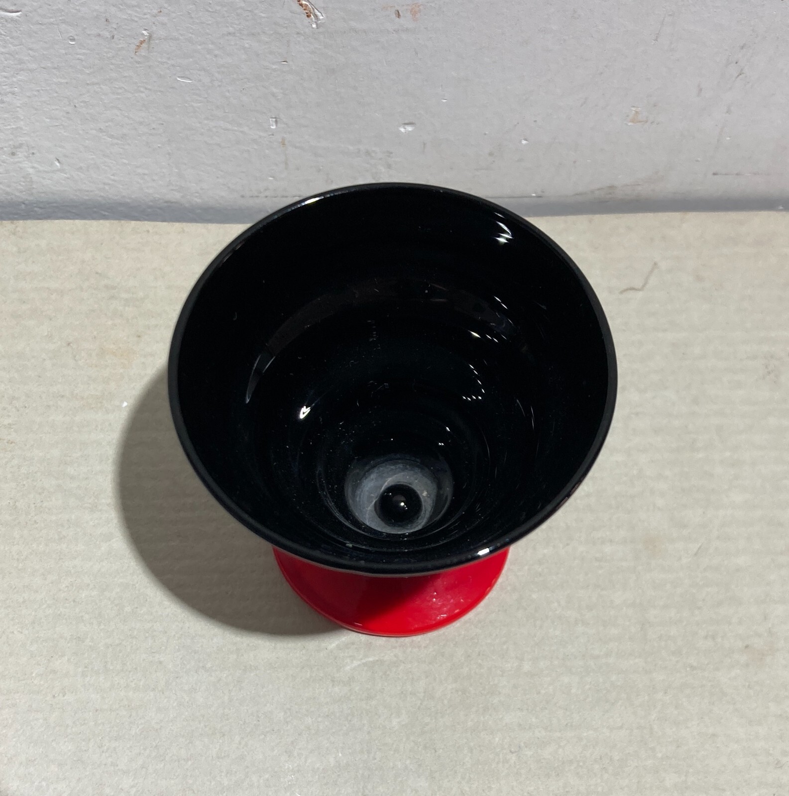 Bicchiere Decorativo In Vetro Nero E Base Rossa, Gusto Futurista