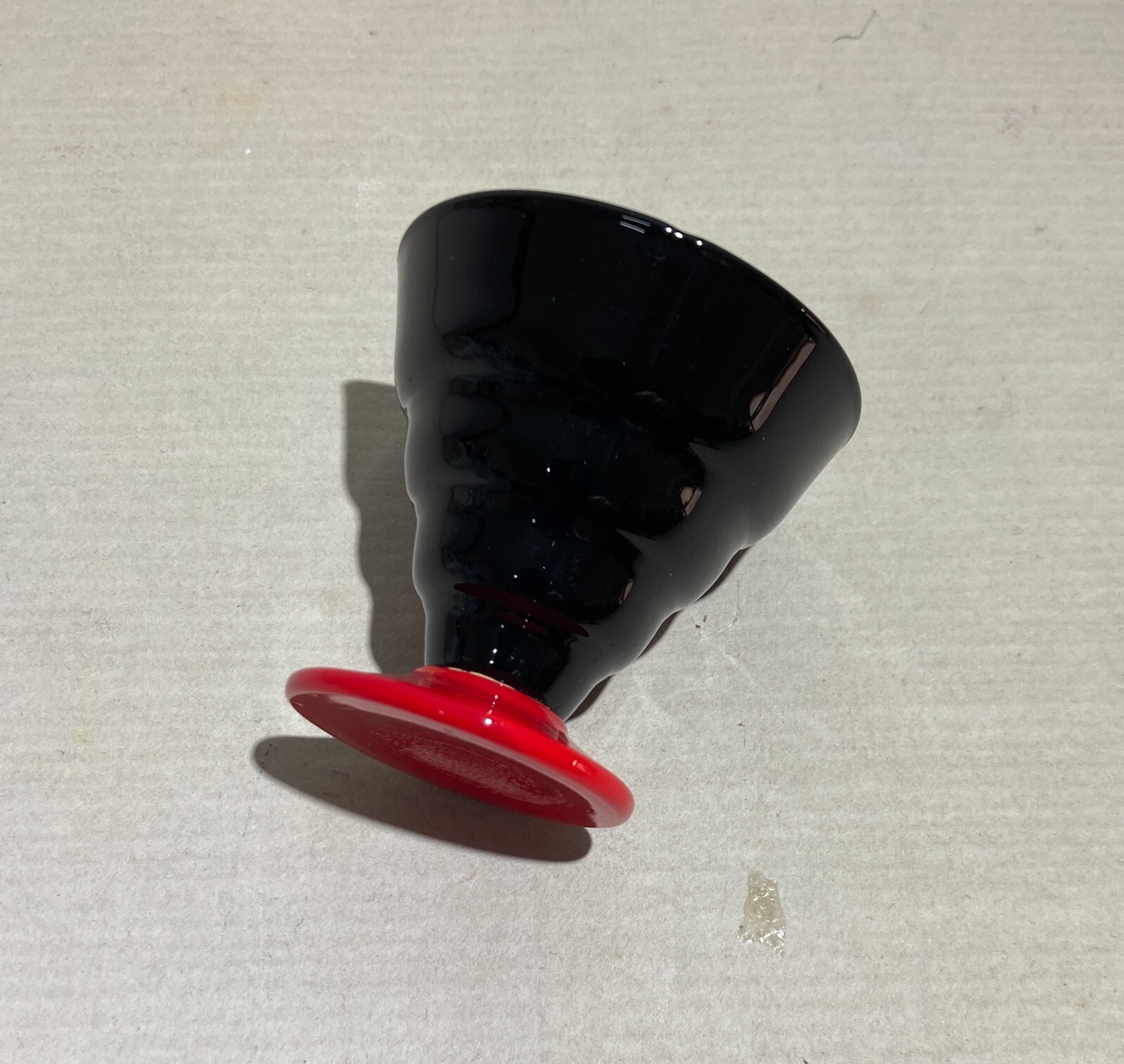 Bicchiere Decorativo In Vetro Nero E Base Rossa, Gusto Futurista