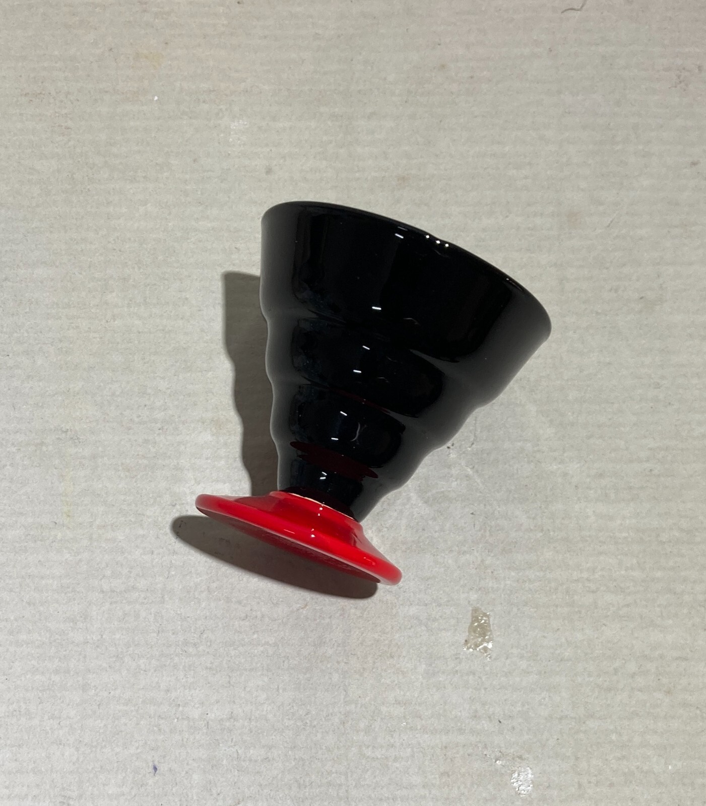 Bicchiere Decorativo In Vetro Nero E Base Rossa, Gusto Futurista