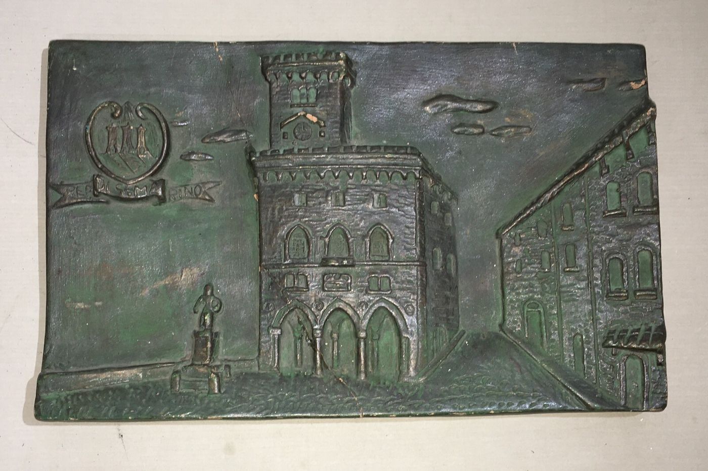 Placca Decorativa In Ceramica Patinata Bronzo, San Marino, Veduta Con Stemma