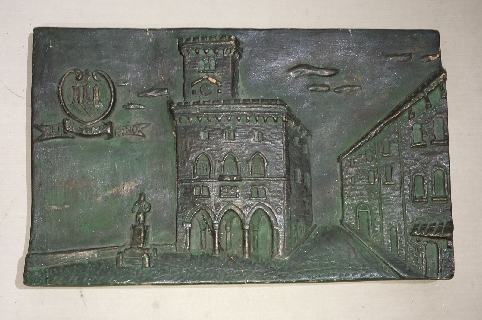 Placca Decorativa In Ceramica Patinata Bronzo, San Marino, Veduta Con Stemma