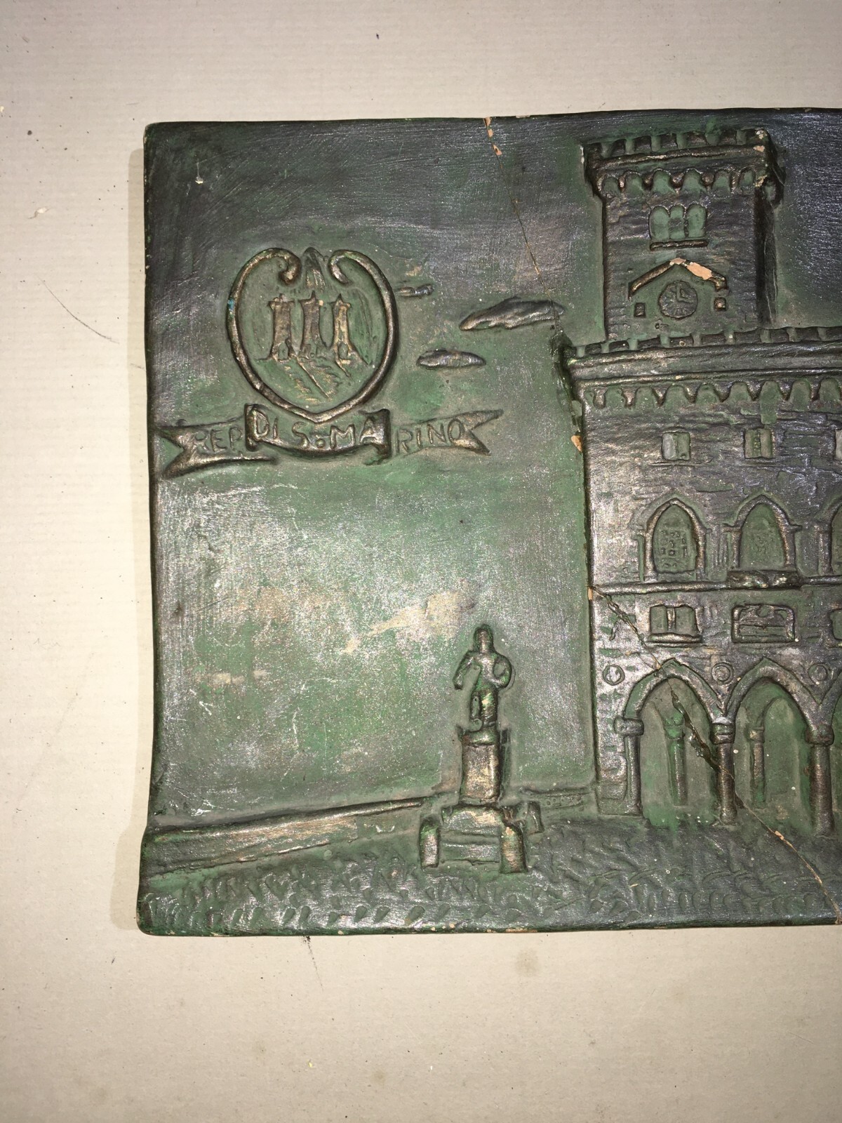 Placca Decorativa In Ceramica Patinata Bronzo, San Marino, Veduta Con Stemma