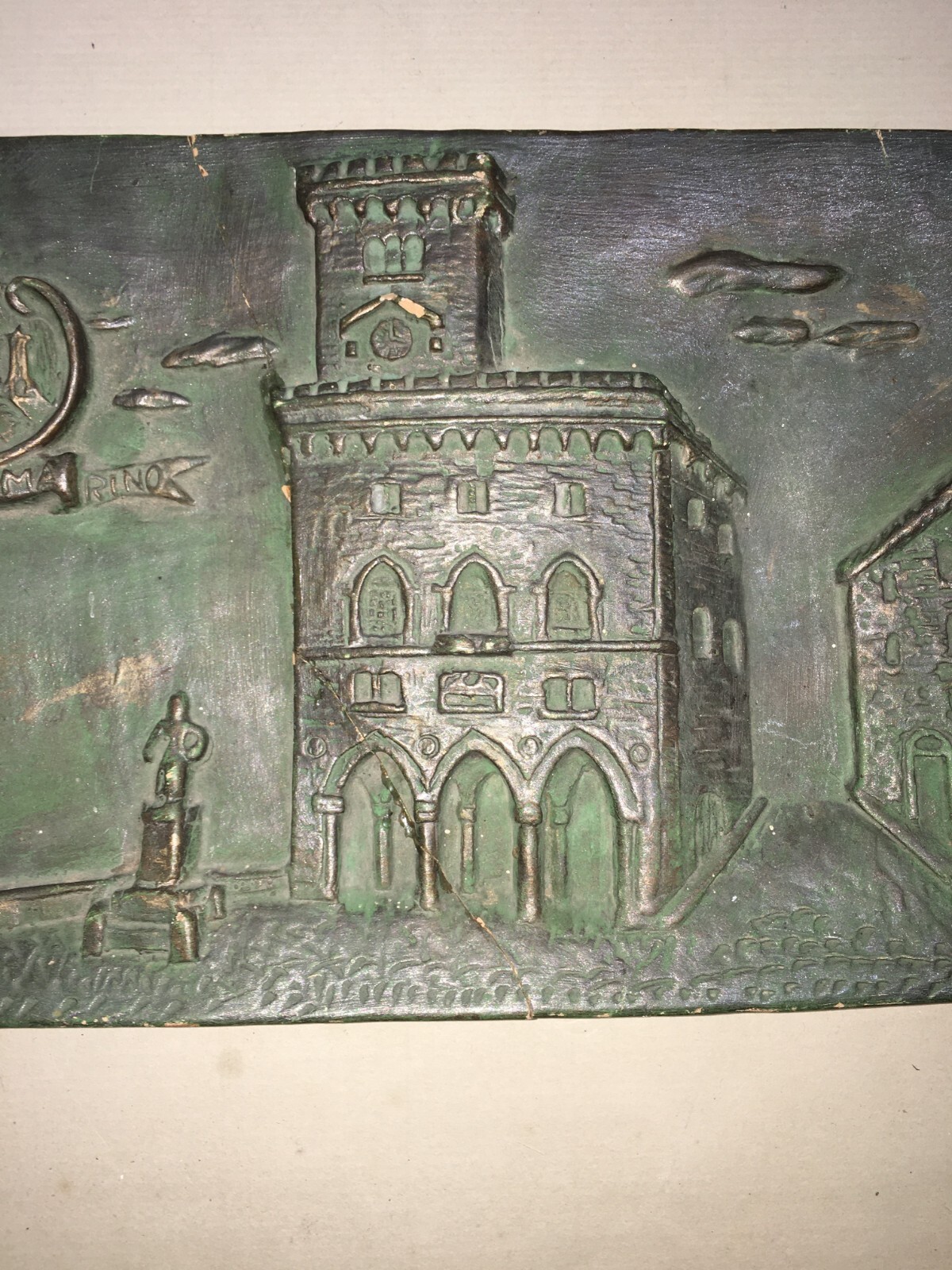 Placca Decorativa In Ceramica Patinata Bronzo, San Marino, Veduta Con Stemma