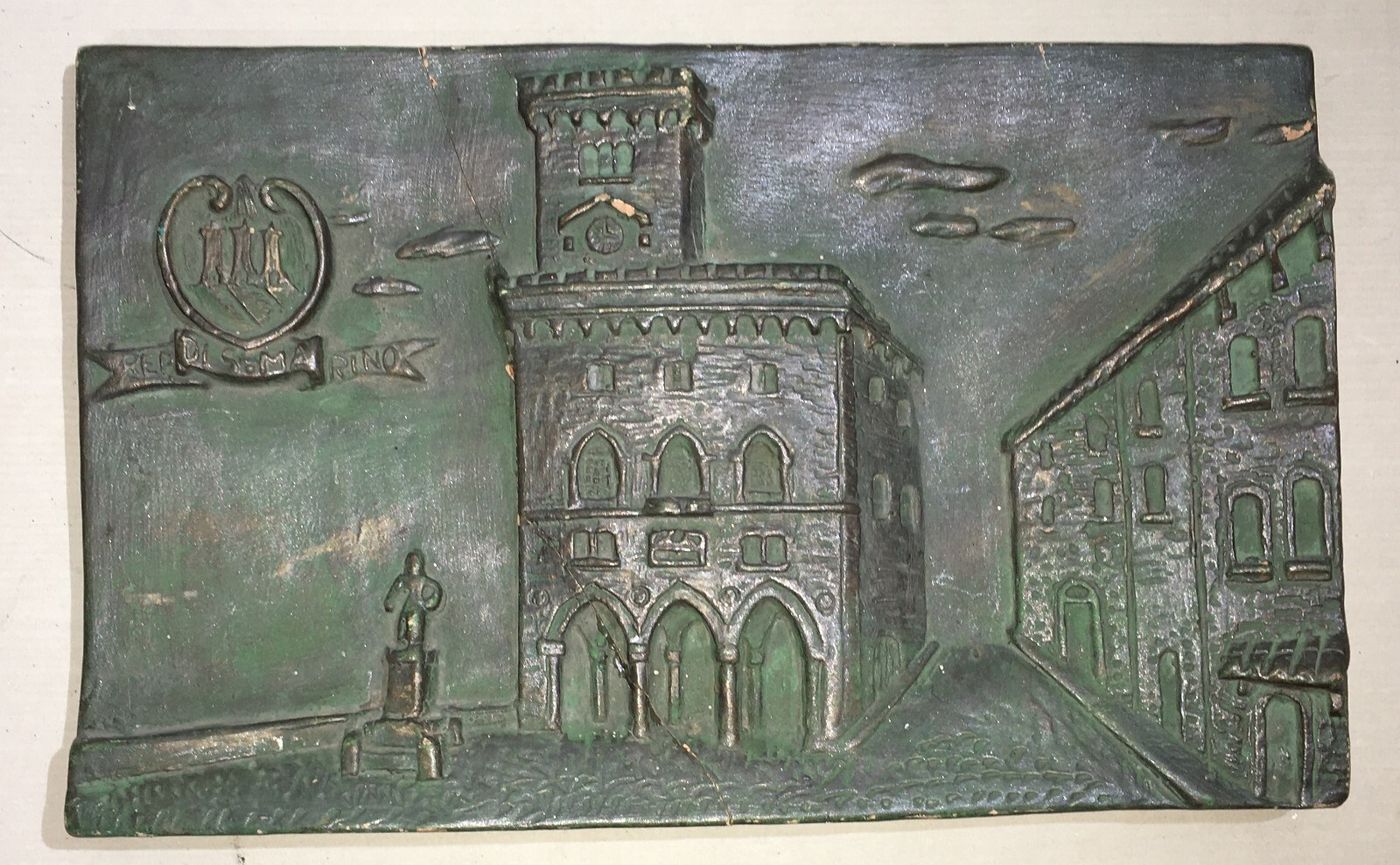 Placca Decorativa In Ceramica Patinata Bronzo, San Marino, Veduta Con Stemma