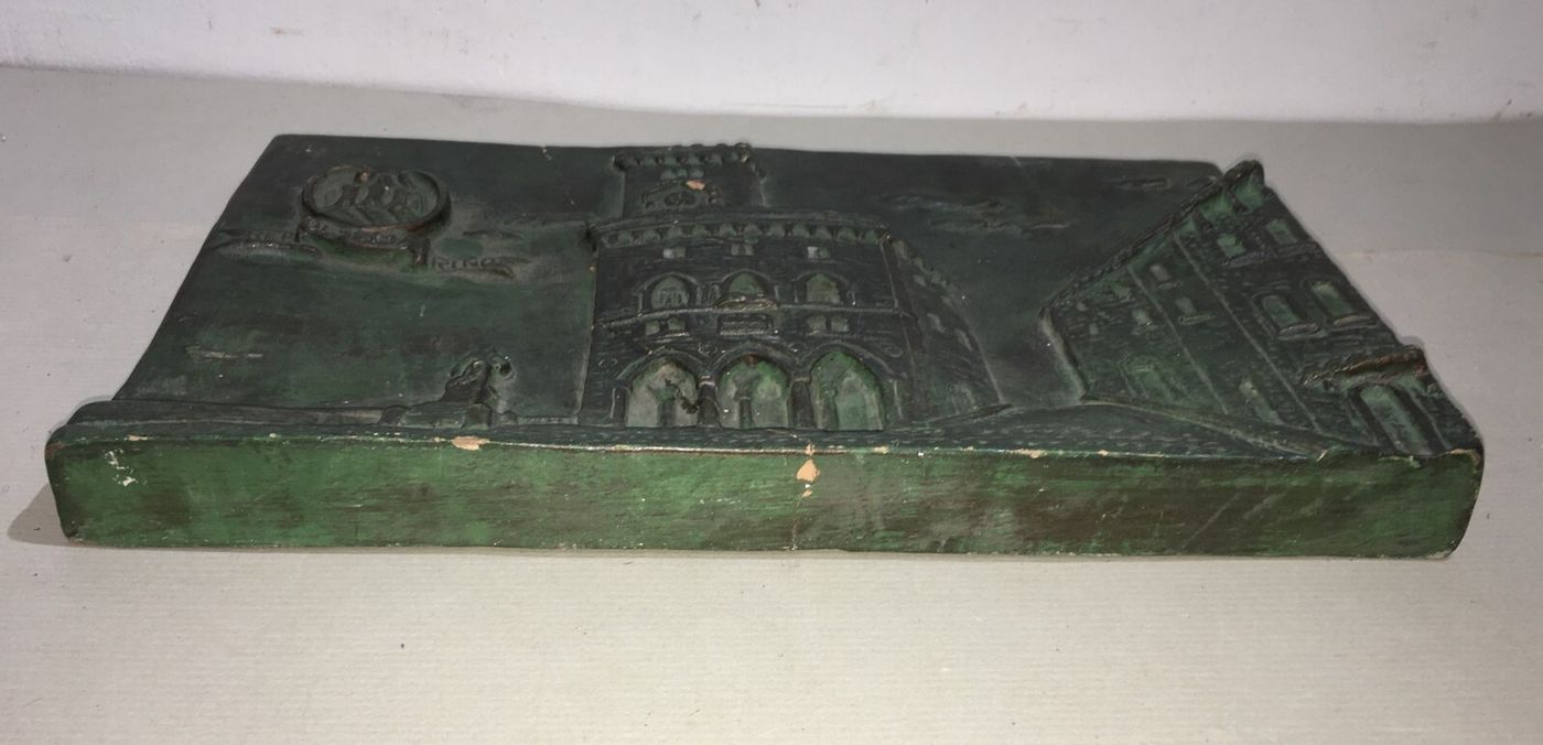 Placca Decorativa In Ceramica Patinata Bronzo, San Marino, Veduta Con Stemma