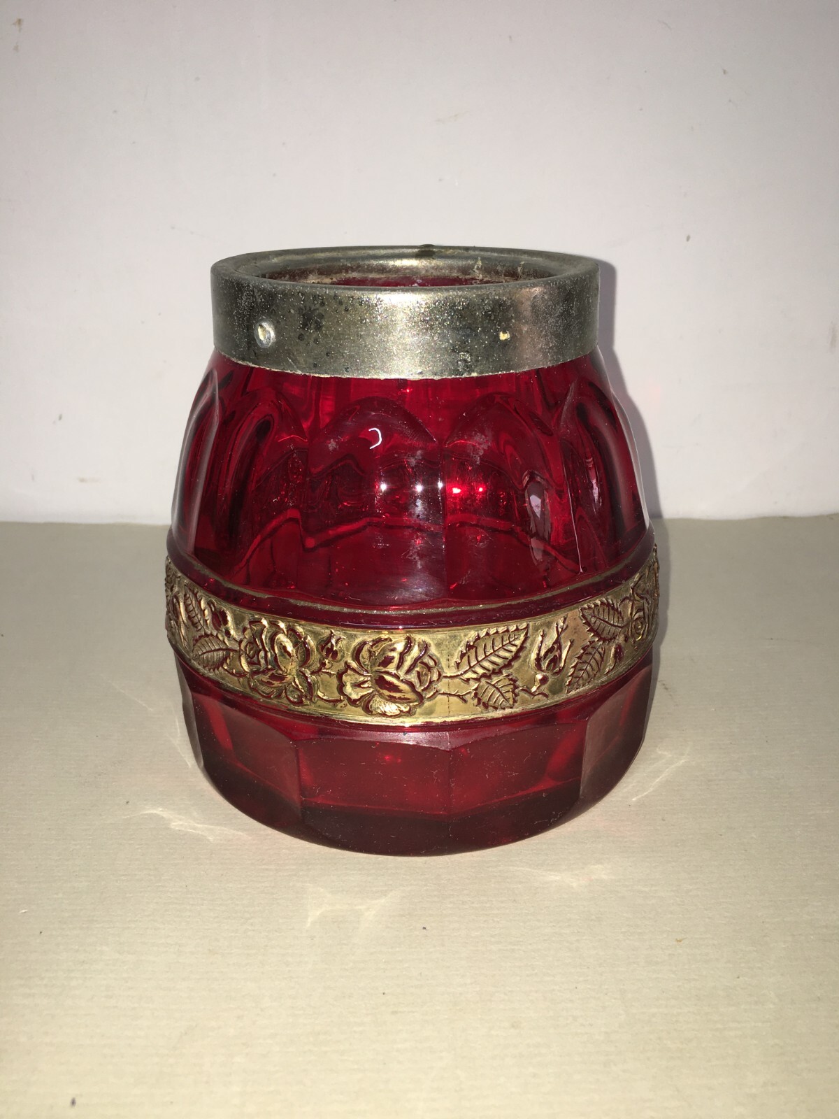 Vaso Decorativo In Vetro Rosso Con Decori Dorati In Rilievo E Molatura
