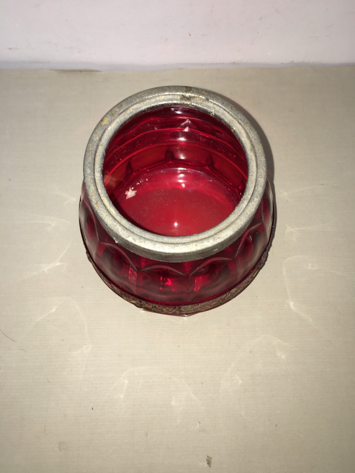 Vaso Decorativo In Vetro Rosso Con Decori Dorati In Rilievo E Molatura