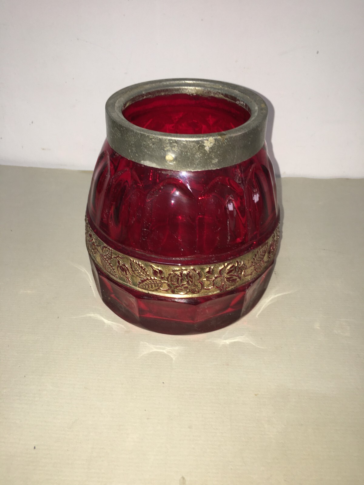 Vaso Decorativo In Vetro Rosso Con Decori Dorati In Rilievo E Molatura