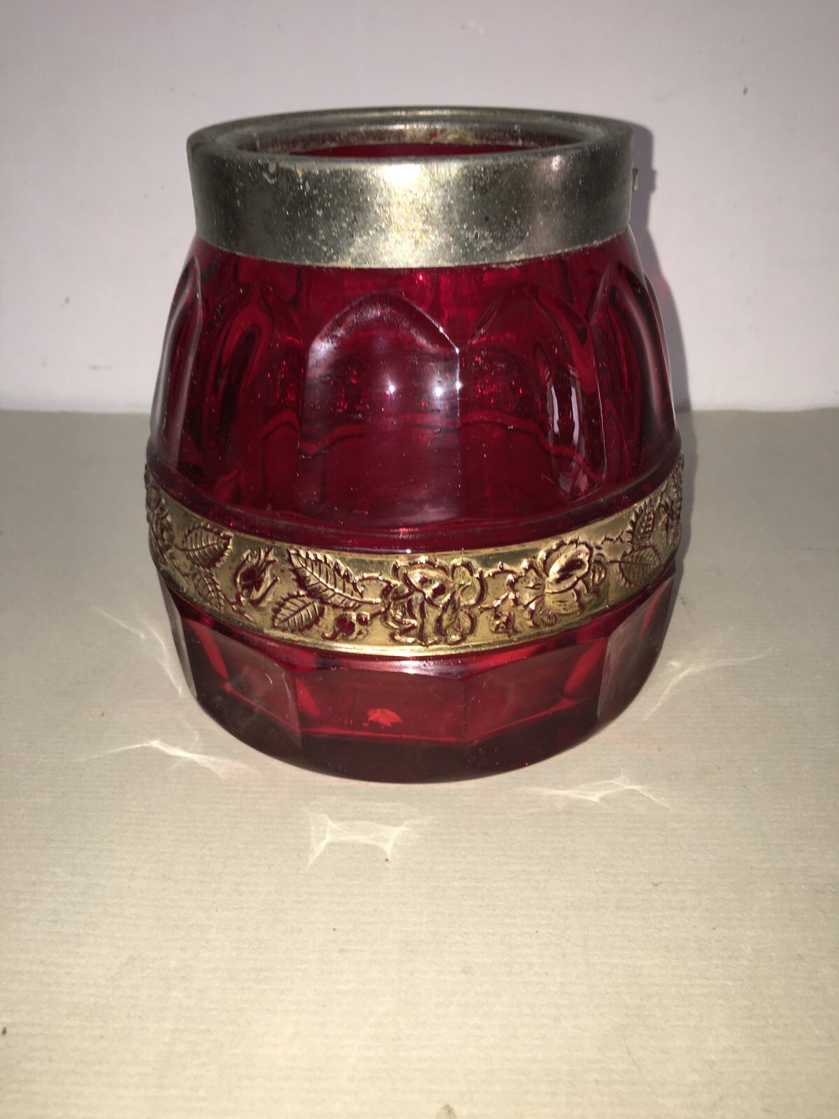 Vaso Decorativo In Vetro Rosso Con Decori Dorati In Rilievo E Molatura