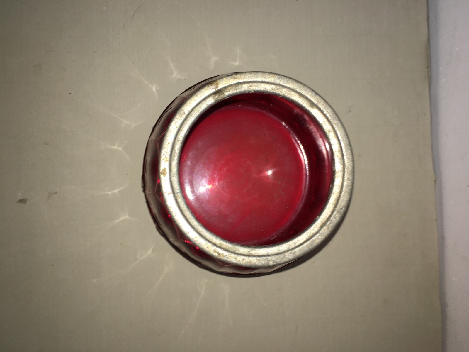 Vaso Decorativo In Vetro Rosso Con Decori Dorati In Rilievo E Molatura