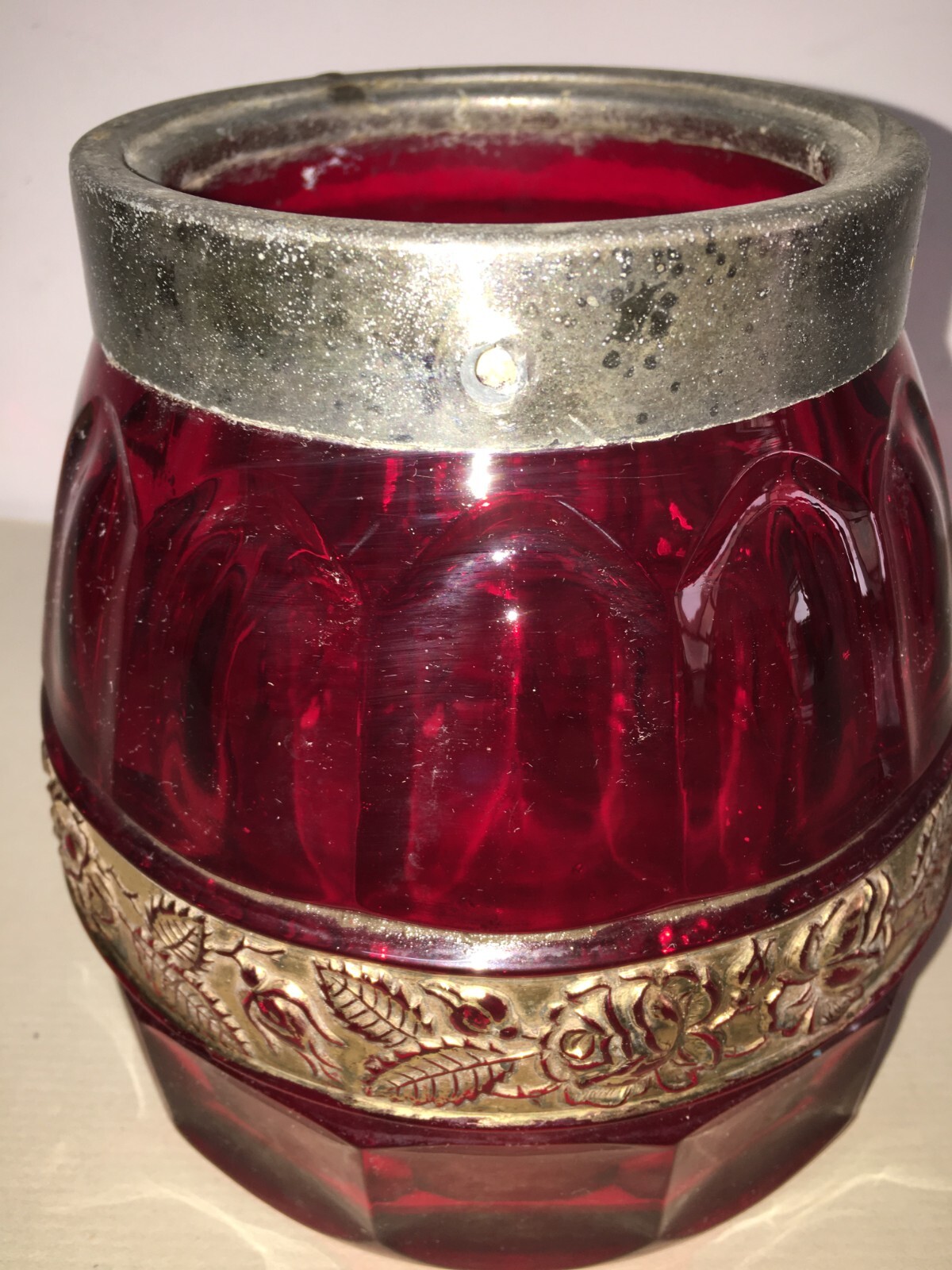 Vaso Decorativo In Vetro Rosso Con Decori Dorati In Rilievo E Molatura