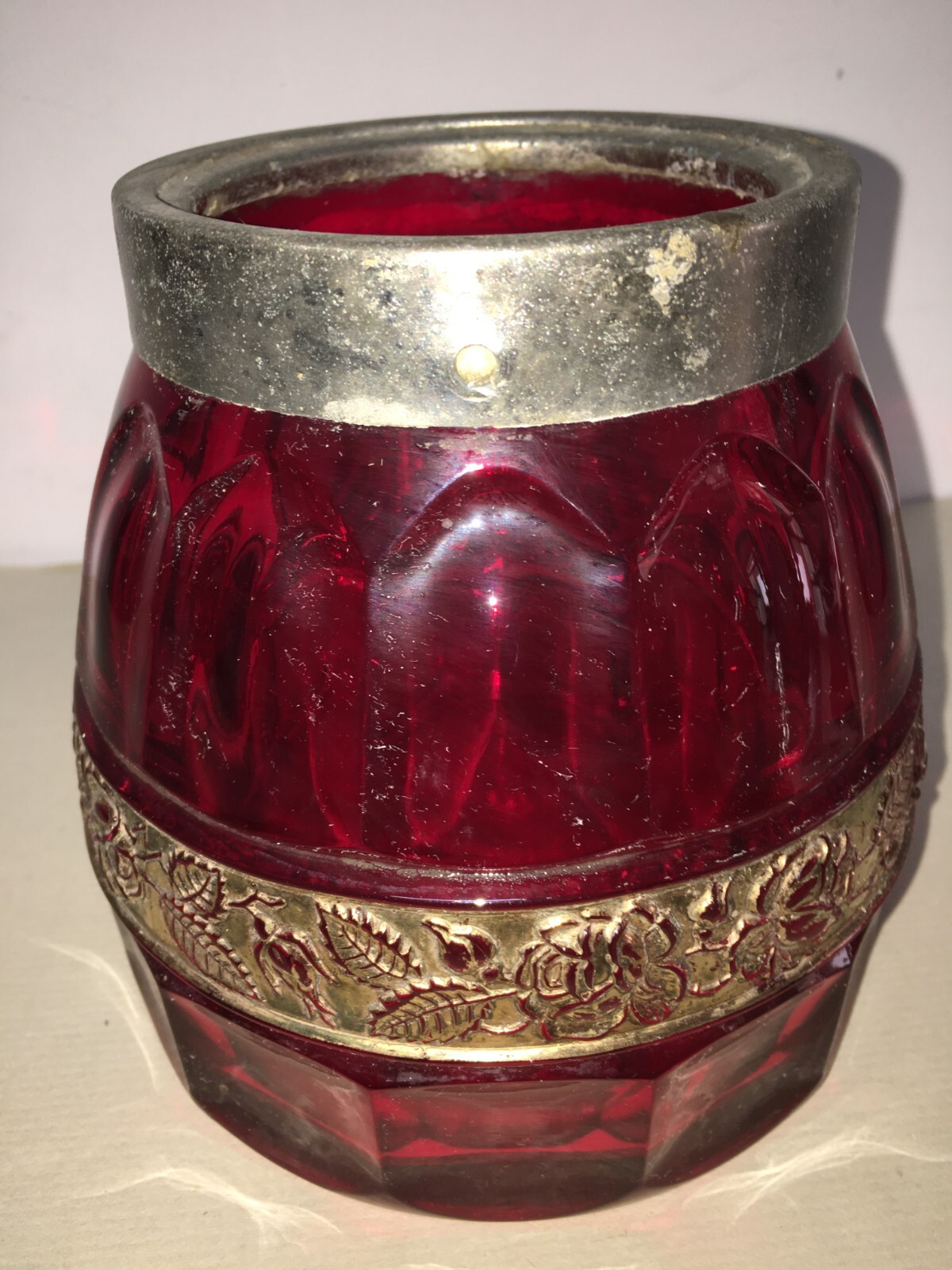 Vaso Decorativo In Vetro Rosso Con Decori Dorati In Rilievo E Molatura