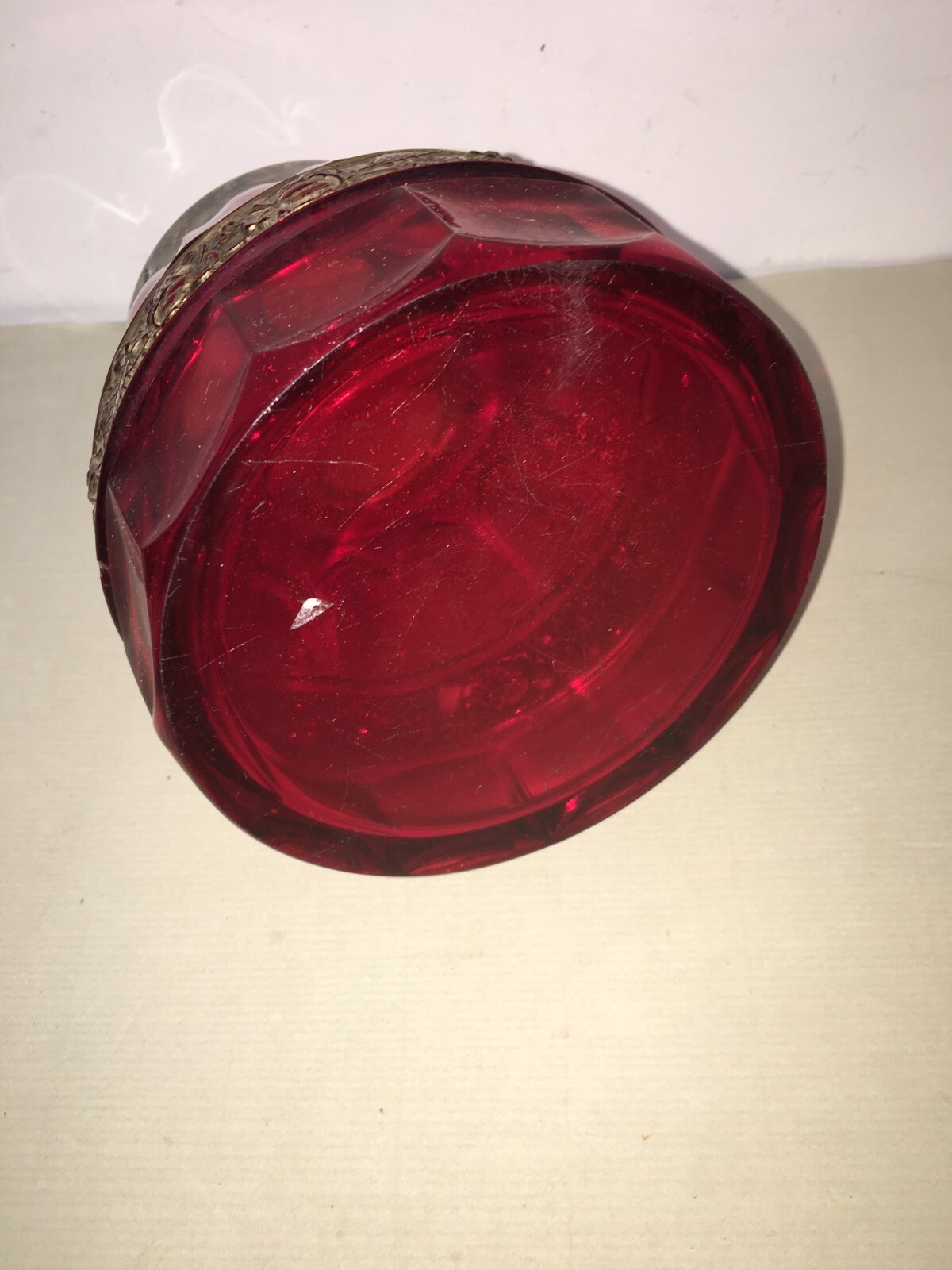 Vaso Decorativo In Vetro Rosso Con Decori Dorati In Rilievo E Molatura