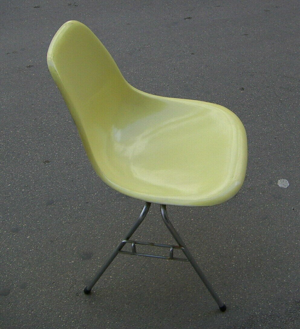 Sedia Di Design Attribuita A Charles Eames Per Herman Miller