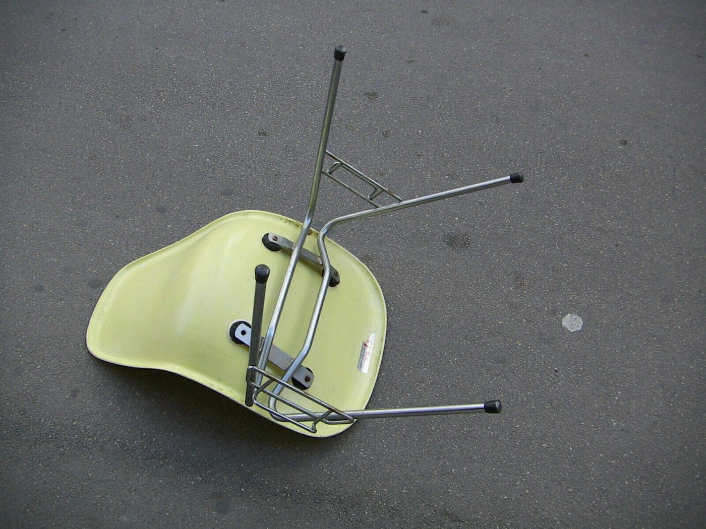 Sedia Di Design Attribuita A Charles Eames Per Herman Miller