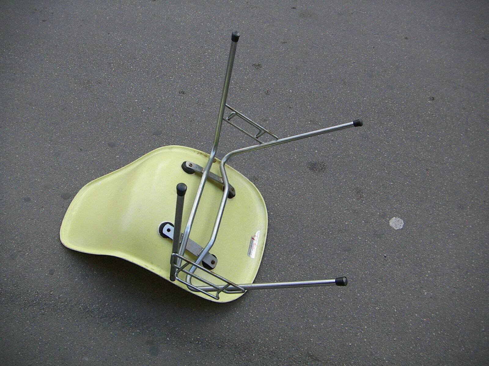 Sedia Di Design Attribuita A Charles Eames Per Herman Miller
