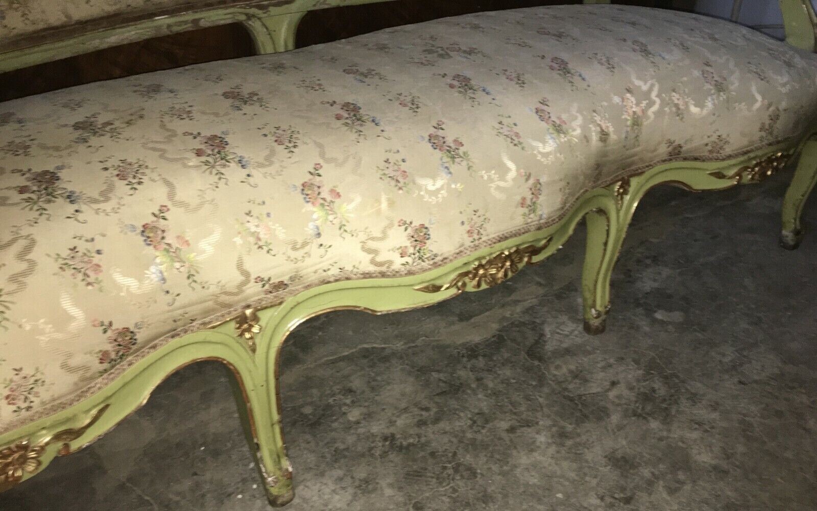 Decorativo Antico Salotto: Divano E Due Sedie In Legno Laccato E Dorato Del XIX Secolo