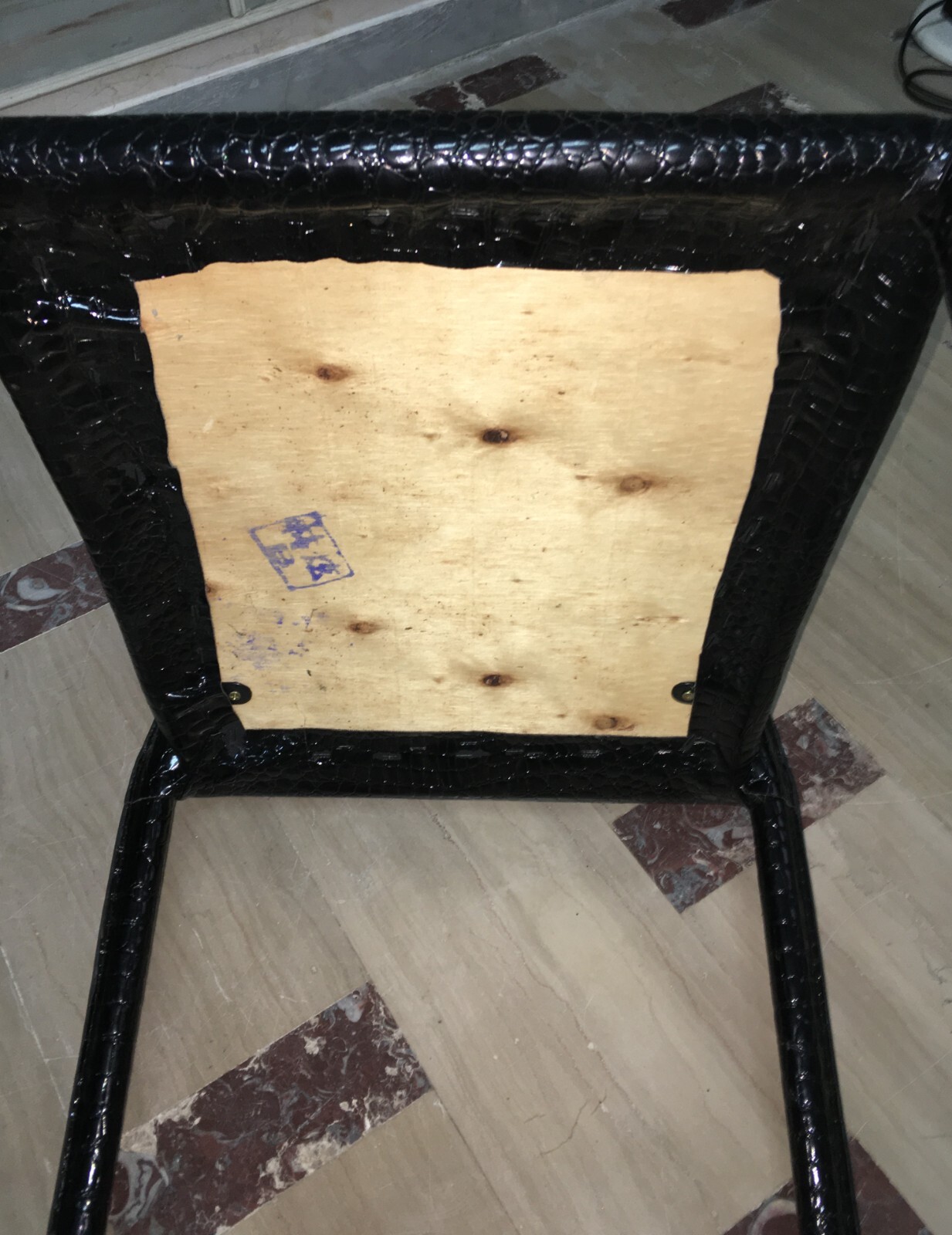Coppia Di Sedie Con Alto Schienale E Rivestimento Effetto Coccodrillo