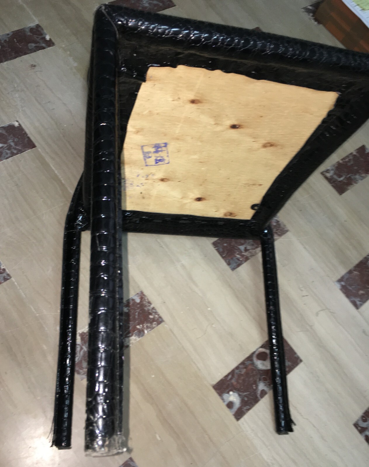 Coppia Di Sedie Con Alto Schienale E Rivestimento Effetto Coccodrillo