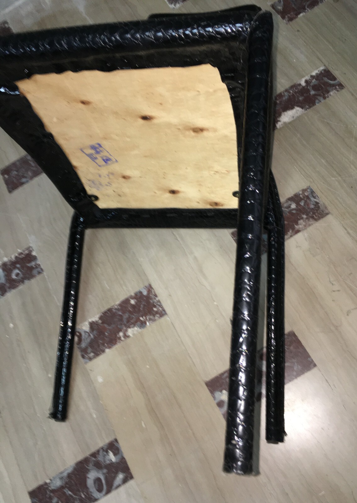 Coppia Di Sedie Con Alto Schienale E Rivestimento Effetto Coccodrillo