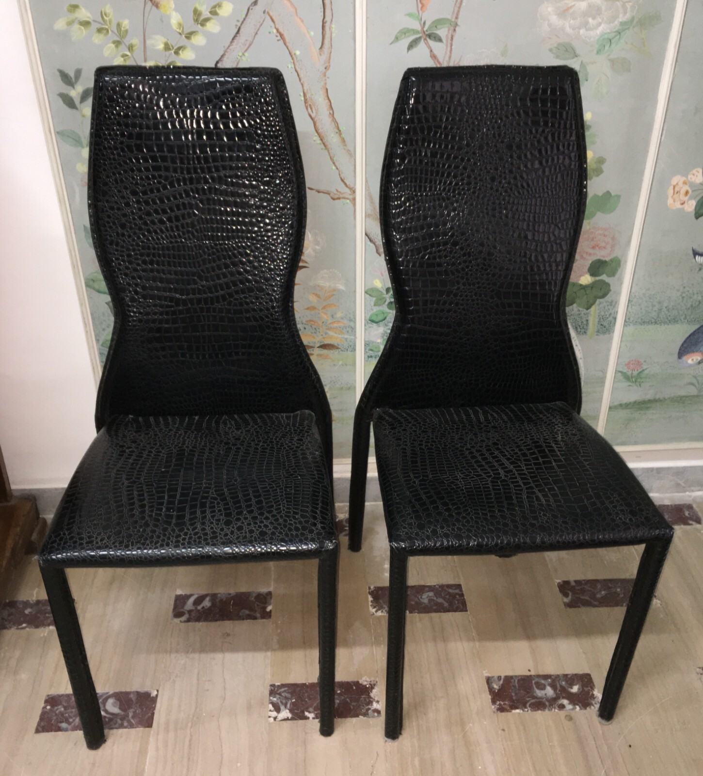 Coppia Di Sedie Con Alto Schienale E Rivestimento Effetto Coccodrillo