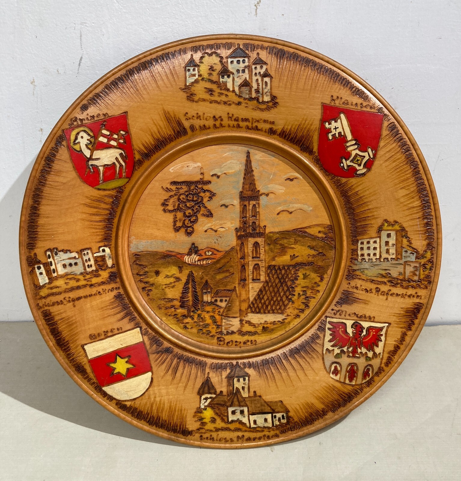 Arte Popolare: Piatto In Legno Inciso E Dipinto Con Vedute Di Bolzano E Araldica