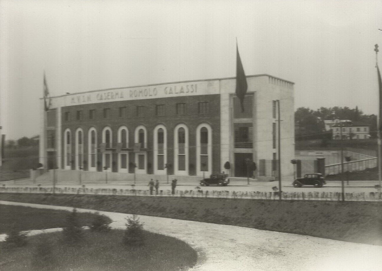 Piemonte, Asti, Castelnuovo Don Bosco: Animata Veduta Fotografica Con Auto d'Epoca