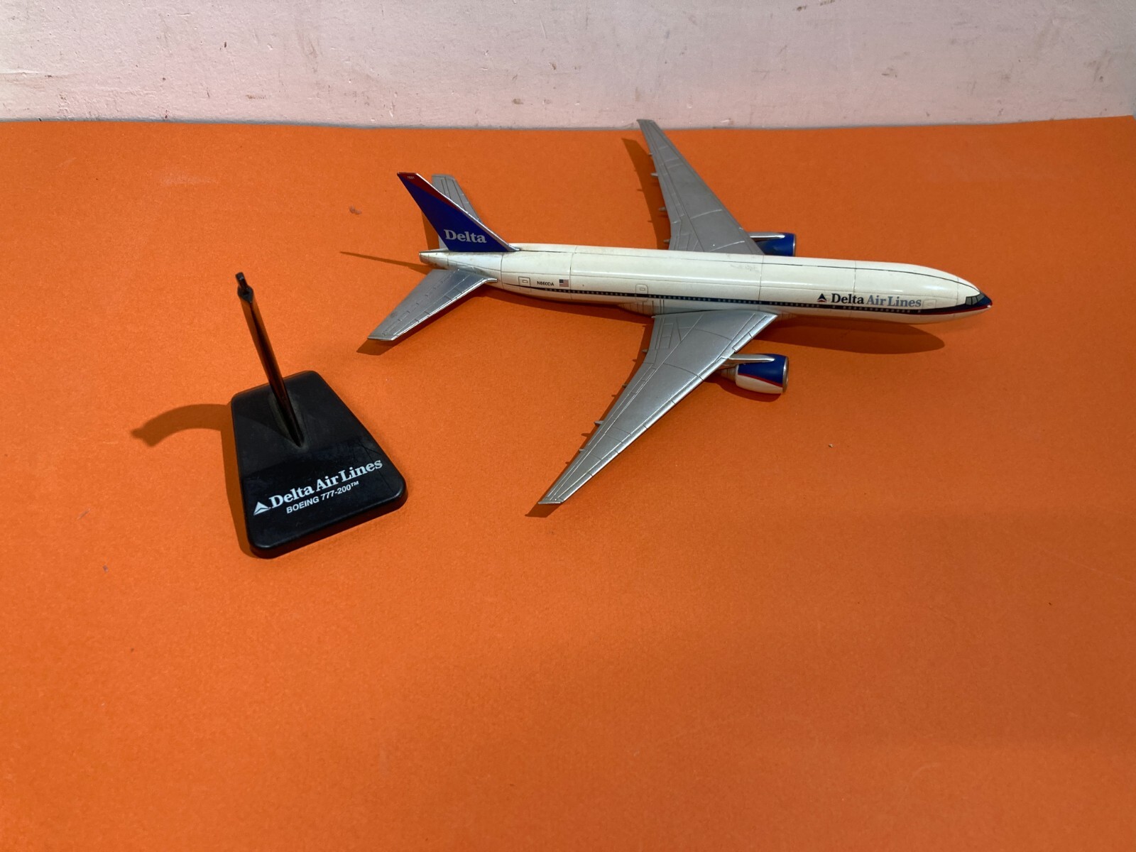 Aerei Da Collezione: Delta Airlines, Boeing 777 200. Modellino Pubblicitario